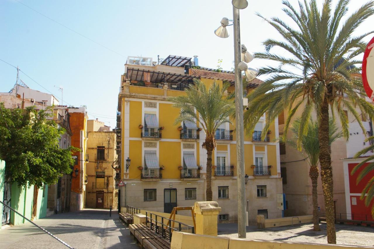 Edificio Amarillo En El Barrio Apartment Alicante Bagian luar foto