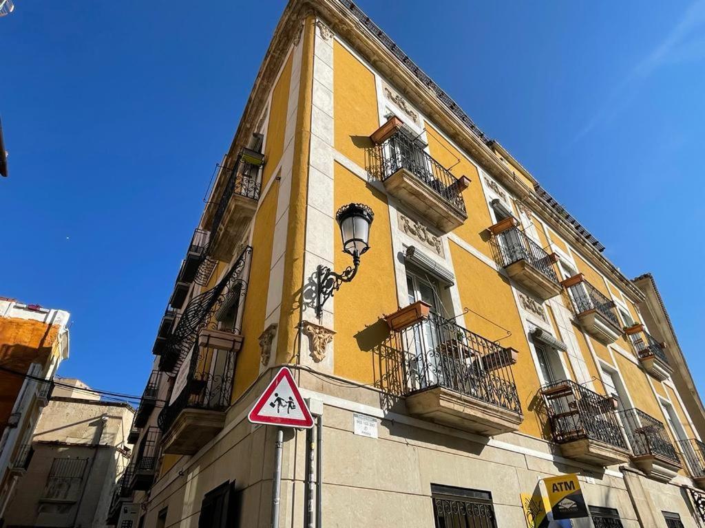 Edificio Amarillo En El Barrio Apartment Alicante Bagian luar foto