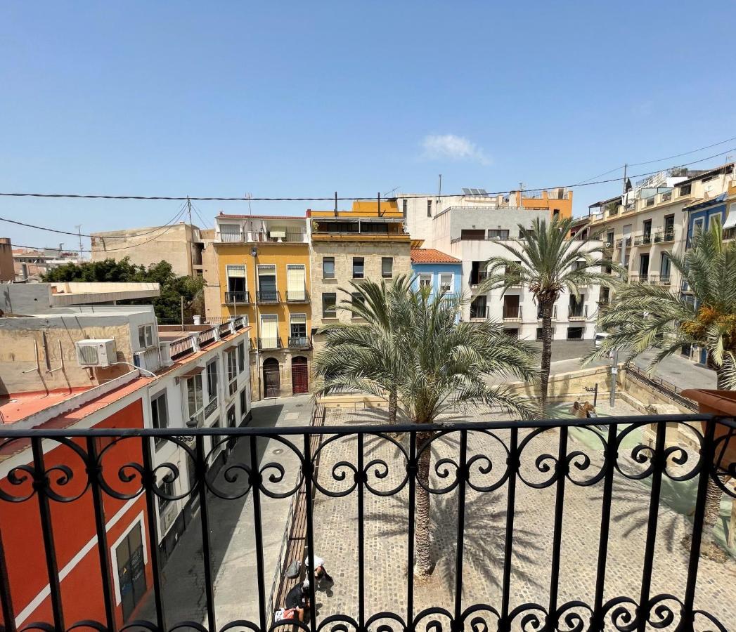 Edificio Amarillo En El Barrio Apartment Alicante Bagian luar foto