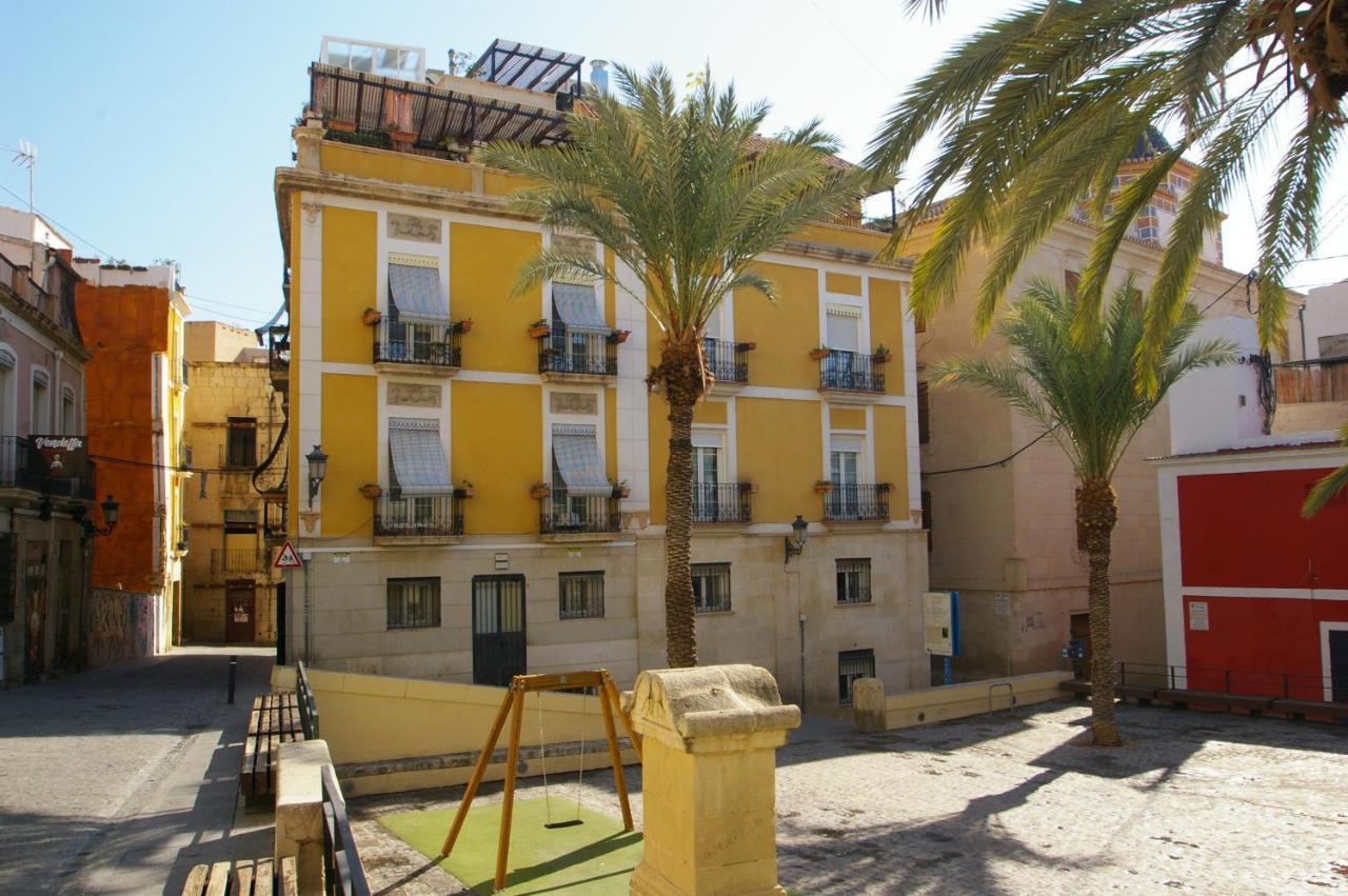 Edificio Amarillo En El Barrio Apartment Alicante Bagian luar foto