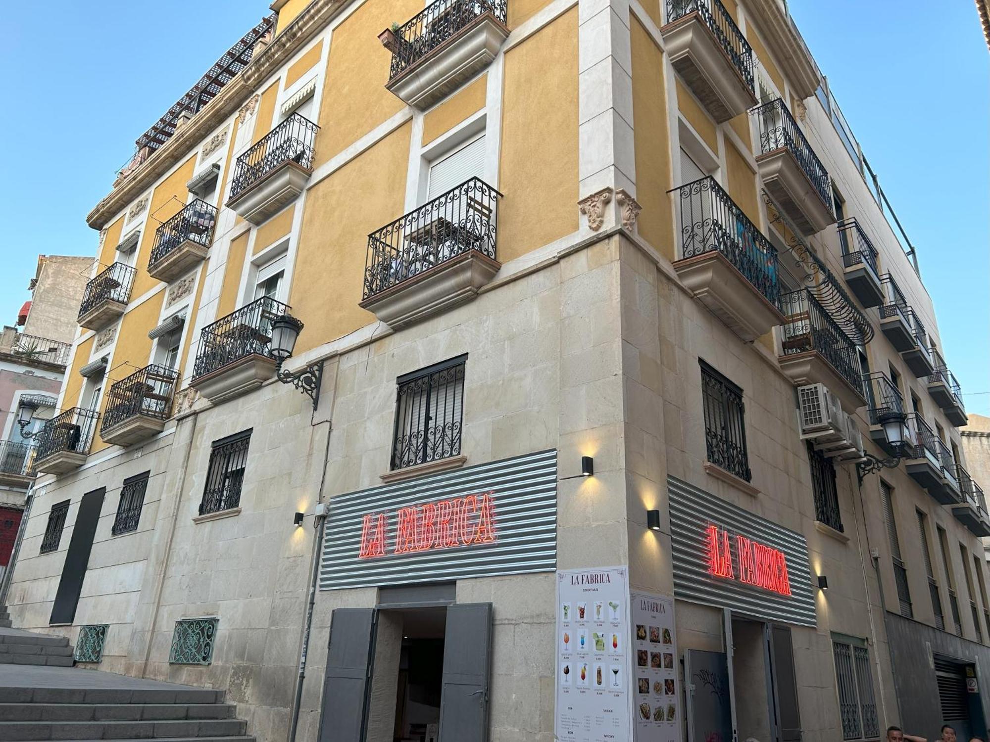 Edificio Amarillo En El Barrio Apartment Alicante Bagian luar foto