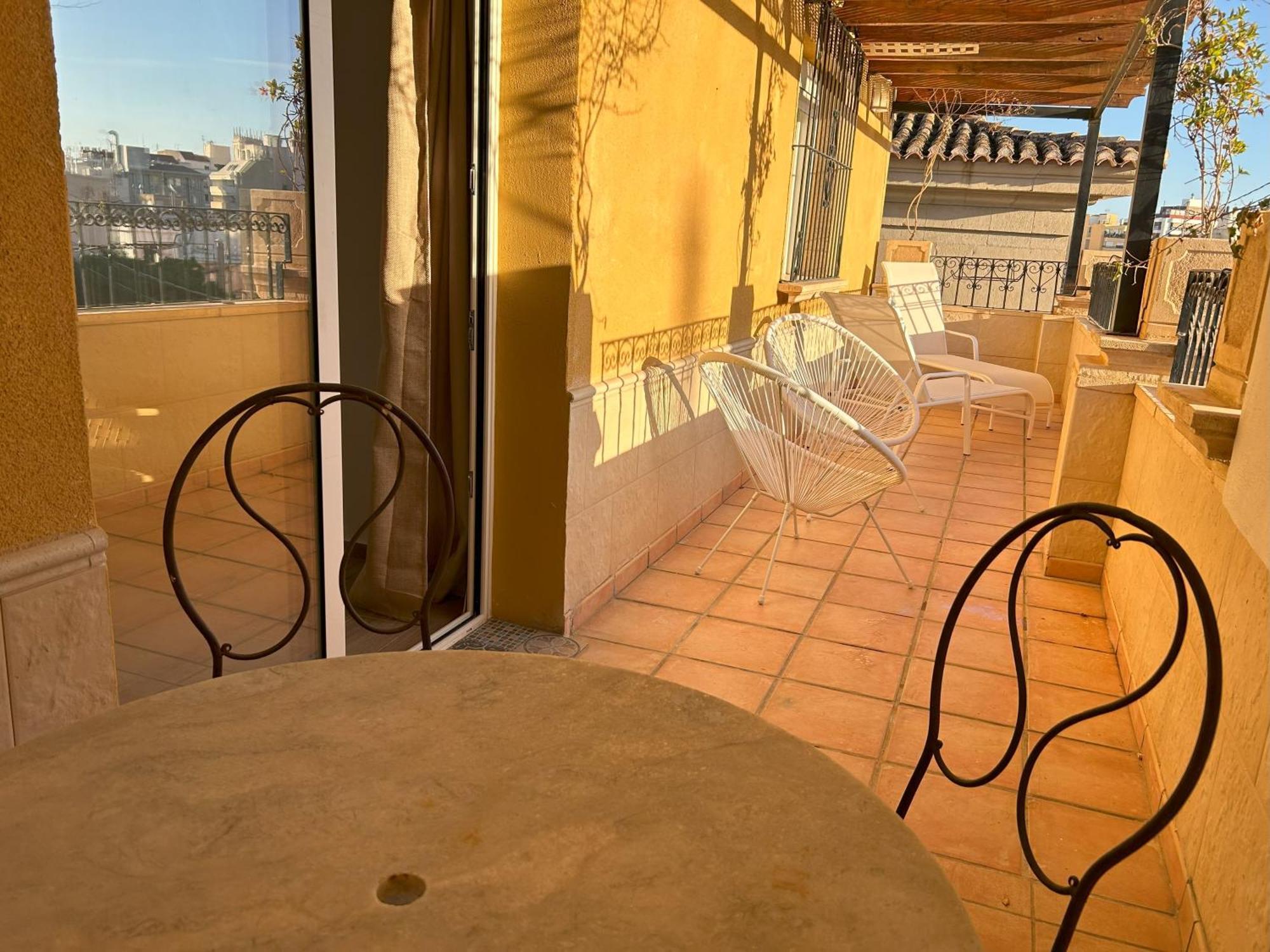 Edificio Amarillo En El Barrio Apartment Alicante Bagian luar foto