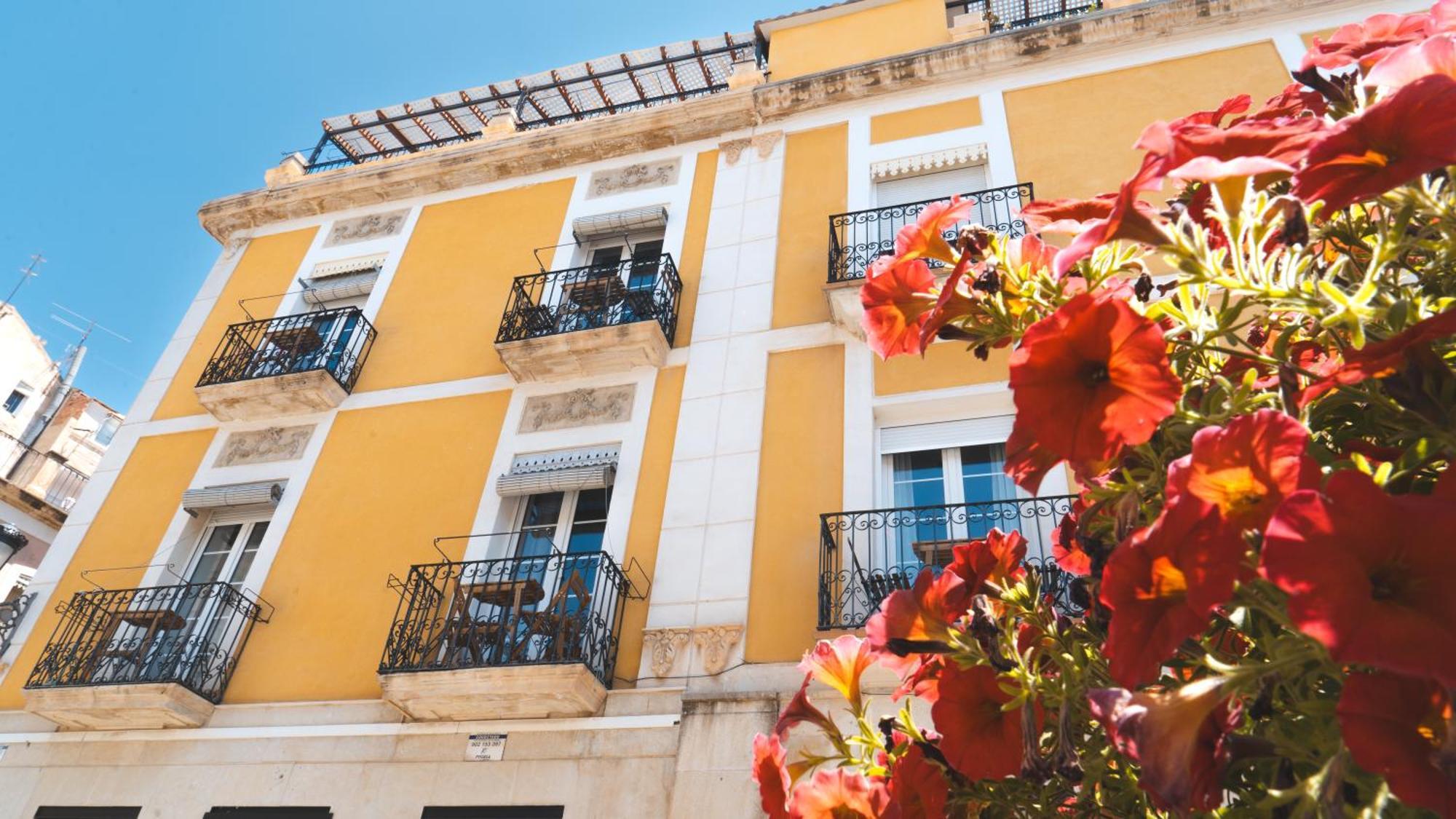Edificio Amarillo En El Barrio Apartment Alicante Bagian luar foto